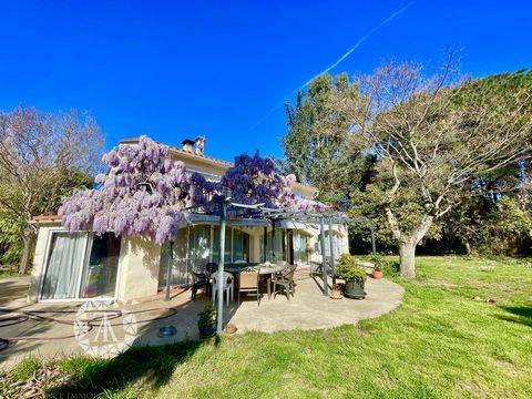 Superb charming villa of 150 m2 in a sumptuous location, quiet, on a plot of about 2500 m2. Located in the heart of a lush garden, planted with hundred-year-old trees, with swimming pool, petanque court, cabin, swings, barbecue, terraces with pergola...
