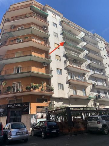 PUGLIA - TARANTO - VIA UMBRIA Ofrecemos a la venta en Taranto, en Rione Italia y exactamente en Via Umbria, un luminoso apartamento de 3 habitaciones exento de escritura y ubicado en el quinto piso de un edificio de siete pisos con ascensor. La propi...