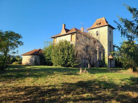 Located 12 km from Cahors. All shops and amenities accessible 4 km away. On a plot of approximately 1800 m² partly fenced. Possibility of obtaining more land. This 20th century stone residence is waiting for you for a beautiful project: associative, ...