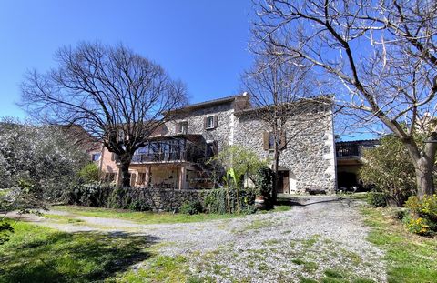 In het hart van een klein dorpje in de Ardèche, op ongeveer 15 minuten van Aubenas, presenteren wij dit ruime huis, inclusief twee gîtes, verschillende gastenkamers en een hoofdgebouw. Met een prachtig uitzicht op de bergen en een perceel van meer da...