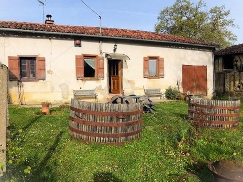 Charming old stone and half-timbered residence, with adjoining outbuildings, offering a floor space of approximately 150 m². This property, full of potential, requires restoration to regain all its splendor. The main house consists of a bright living...