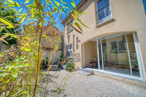 Maurice Garcin presents this house from 2012, of 70m2 with 2 bedrooms, 1 office, a kitchen open to the living room, a functional bathroom with toilet, shower and bath. This house is located near the church of Notre Dame de Lourdes, a quiet and one-wa...