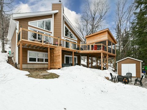 *Waterfront Lac Garry (not navigable)*. Immaculate property built in 2011. Large open area with water views. Very bright thanks to its abundant windows. The cathedral ceiling covered with wooden slats in the living room, dining room and kitchen bring...