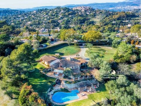 Whitin a private, guarded domain in Mougins, which is particularly appreciated, large and warm hearted villa of 385sqm enjoying a delightful landscaped plot of 7490sqm as well as a very nice view of the greenery and the mountains in the distance. Env...