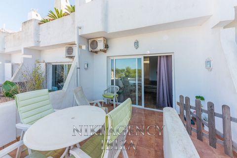 Terraced house in Ibiza, San Miguel with 2 bedrooms Terraced house in San Miguel with 2 bedrooms. The house is located in a quiet urbanization between San Miguel and the bay Es Portitxol. The 120 m² living space is distributed over 3 levels. On the f...