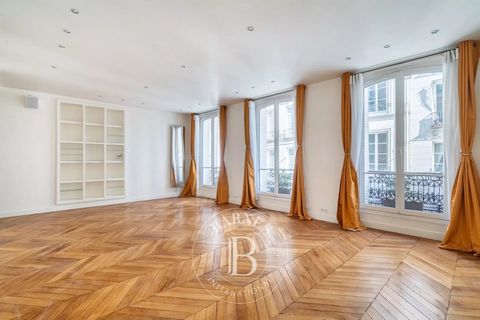 Magnificent 74m² (797 sq ft) 1-bed apartment in immaculate condition on the 1st floor of an 1885 building with a lift on Rue des Blancs Manteaux. Floor plan: entrance hall, double-sized living room, separate fitted kitchen, bedroom overlooking a quie...