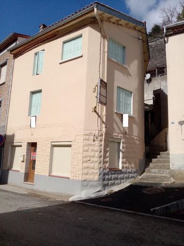 n a village with all amenities, at the foot of the mountains and crossed by the Aude, 105m2 house on 3 levels with 6 rooms to convert. Recent central heating and roof. 265m of garden with water, greenhouse, shed, shelter, barbecue and terrace. Locate...