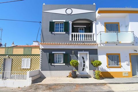 Dream location in the Algarve: This charming house has been completely refurbished and is situated in the municipality of Castro Marim, in a picturesque village in the heart of the Algarve. Surrounded by the natural beauty of the region, this propert...