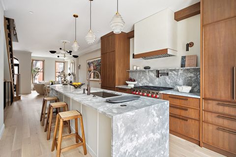 Gut-Renovated Luxury Townhouse in Carroll Gardens. Introducing this stunning five-level townhome offering an enchanting Carroll Gardens lifestyle close to quaint cafes, locally owned shops, popular restaurants, and easy subway access. Beneath a charm...