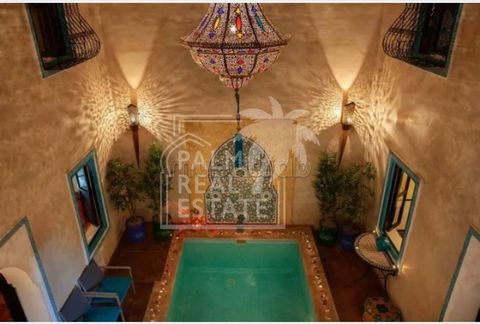 Koop om Riad te huur MarrakechKopen Om Riad te huren Marrakech. Op een toplocatie op slechts 100 meter van het beroemde Sultana Hotel. Eigendomsakte in eigendom. 97m2 op de grond, d.w.z. meer dan 200m2 woonoppervlak. 4 goed ingerichte slaapkamers met...