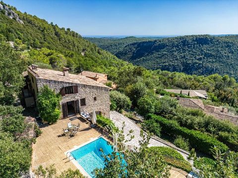 Absolute tranquility, in a dominant position, not overlooked, panoramic view of the hills, a few minutes from the village of Tourrettes-sur-Loup. Provençal villa of 228 sqm with swimming pool, summer kitchen and its land with an area of ​​approximate...