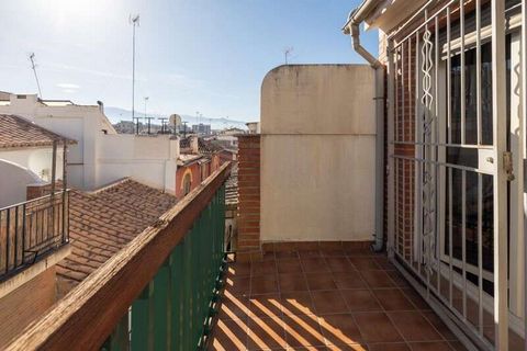 Don't miss the opportunity to acquire this spectacular stately apartment with two floors in one, located on Calle San Antón! With a privileged location, close to all services, shops and the Alhamar Metro stop, this property offers you comfort and acc...