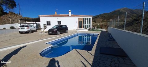 Really nice small Finca in Alhaurin de la Grande. The Finca has been recently refurbished and as you can see the living area is all on one level. Enter through the nice bright glass conservatory where you have sunshine nearly all day and from here yo...