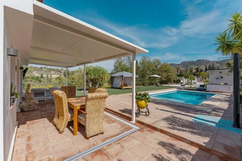 High quality, newly renovated immaculate finca with 177m2 built in a modern style in Cartama with 3 bedrooms and 2 bathrooms Upon entering the property via an electric gate, you will find a carport for 2 vehicles and a storage room 16m2 , ideal for a...