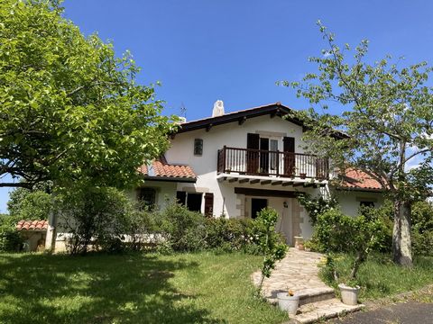 Only 5 minutes from the town of Espelette, in a very beautiful environment, come and discover this house of around 270 m² built on a plot of 4585 m². You will find on the ground floor, an entrance hall, a kitchen with back kitchen, a large living roo...