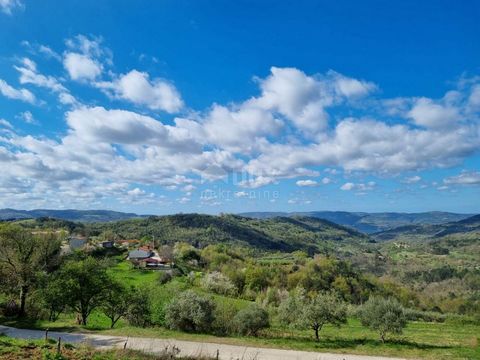 Location: Istarska županija, Buzet, Buzet. ISTRIA, BUZET - Estate with 4 residential buildings and one business-residential building, open view of nature and lake Buzet is a small town on a velvety hill, surrounded by stone walls and seasoned with di...