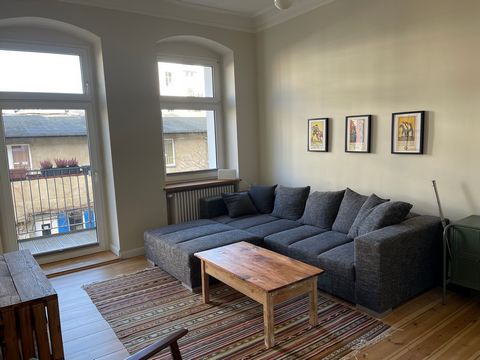 Diese Wohnung, die im 1. OG HH liegt, besticht durch eine gehobene Innenausstattung und kann ab dem 21.12.2024 bezogen werden. Zu der Wohnung zählen zwei schöne Zimmer. Auf dem Balkon lässt es sich wunderbar vom Alltagsstress erholen. Eine bereits ei...