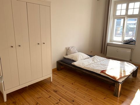 Schöne, ruhige Altbauwohnung mit Balkon. Neu renoviert. Modern eingerichtet, zentral in einer Seitenstrasse direkt am Filmpark Babelsberg und fußläufig zum Uni-Campus gelegen. Wohn - Arbeitszimmer, Bad, sonniger Balkon, Schlafzimmer mit 140 King Size...