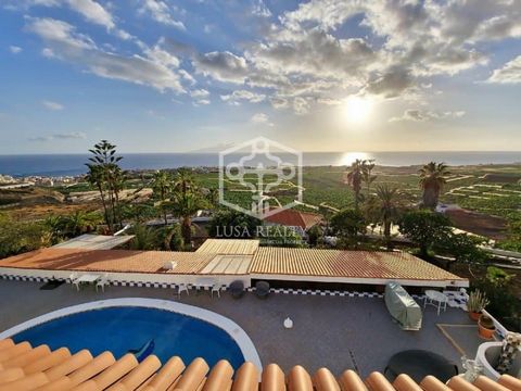 Wir freuen uns, Ihnen diese herrliche Villa in der Ortschaft Alcalá, Guía de Isora, Teneriffa Süd, nur 1 Minute von der Küste und 100 Meter vom Meer entfernt, vorzustellen. Dank der guten Lage ist das Zentrum des Dorfes leicht zu erreichen, wo Sie Ba...