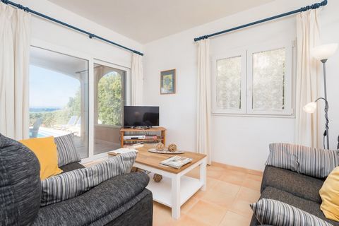 Diese wunderschöne Villa am Meer in Colonia de Sant Pere bietet einen idyllischen Rückzugsort für 6 Gäste und verfügt über direkten Zugang zum Mittelmeer und einen privaten Pool. Die Villa verfügt über drei komfortable Schlafzimmer: ein Doppelzimmer ...