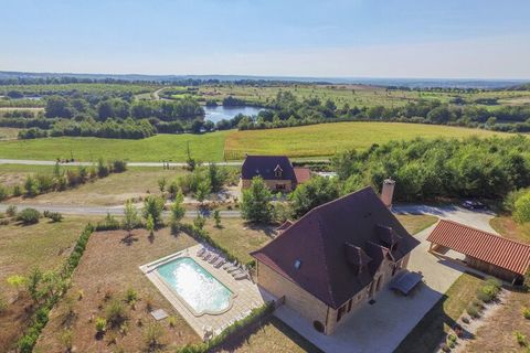 La Bordie è una bella, tradizionale, nuova casa vacanze. È costruito su una collina, con una magnifica vista sulla valle. Il Gîte può ospitare fino a 12 persone e ha una piscina riscaldata privata.