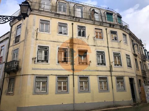 In einer der malerischsten und ältesten Gegenden der Stadt Lissabon befindet sich dieses schöne Gebäude, das darauf wartet, saniert zu werden und aus dem aktuellen Zustand der Ruine, in dem es sich befindet, wiedergeboren zu werden. Gebäude mit enorm...