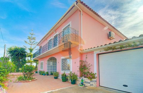 Unieke kans! Vrijstaand huis in Tavira met groot land. Wij presenteren u een prachtige vrijstaande villa, gelegen in de prestigieuze Rua Amaro Gonçalves in Tavira. Met een royaal perceel van 1980m² vol bomen biedt deze woning een rustige omgeving en ...