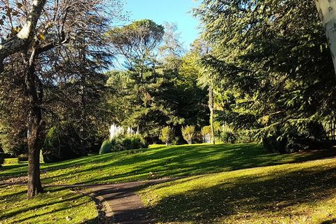 Die Stadt Lamalou les Bains liegt im Herzen des Regionalen Naturparks Haut-Languedoc und ist als Ferienort klassifiziert. Es profitiert von einer privilegierten geografischen Lage auf einer Höhe von 200 Metern, in der Nähe des Meeres, der Weinbaueben...