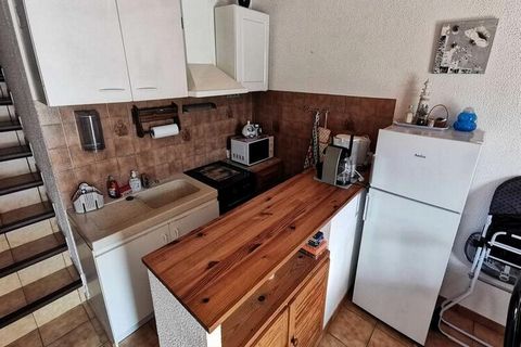 - Un salón con un convertible para dos personas en la planta baja. - Un dormitorio con cama doble en el primer nivel. - Equipamiento: TV, vitrocerámica, horno, microondas, frigorífico-congelador, lavadora, cuna de viaje - Tocador en el primer nivel. ...