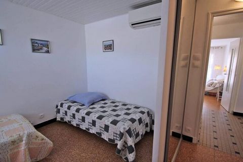 Questo spazioso appartamento per vacanze di 65 m², situato al 4° piano con ascensore, può ospitare comodamente da 4 a 6 persone. Dispone di una zona soggiorno climatizzata con divano letto (clic-clac 140 cm), una zona pranzo e una TV a schermo piatto...