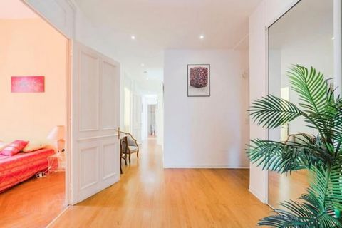 Ce charmant appartement bourgeois est idéalement situé au cœur de la ville, offrant un parfait mélange de confort et de commodité pour votre séjour. À seulement 4 minutes à pied de la rue d'Antibes, la principale rue commerçante, et à 6 minutes à pie...