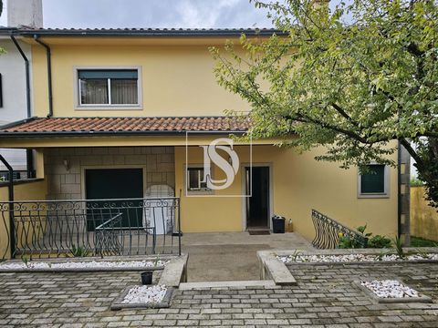 La casa adosada de 4+1 dormitorios en Gualtar, Braga, ofrece una oportunidad única para aquellos que buscan una casa cómoda, funcional y bien ubicada. Con una ubicación privilegiada, cerca de la Universidad de Minho, escuelas, transporte público, el ...