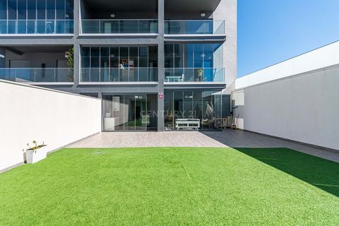 En la planta inferior (1ª planta), tenemos 1 dormitorio con armario, baño de visitas, cocina abierta con salón y acceso a una agradable terraza (80m2) con ventanales panorámicos. Subiendo a la planta superior (2ª planta), encontramos 4 dormitorios en...