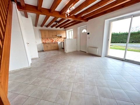 A VILLEFRANCHE SUR SAÔNE, proche grands axes et commerces. Dans maison ancienne, appartement d'environ 90 m2, 5 pièces avec jardinet clos. Comme une petite maison ! cet appartement occupant la moitié du bâtiment, complètement indépendant et sans copr...