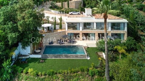 Exclusivité : Située en position dominante sur les hauteurs de Cannes, dans un quartier résidentiel et calme, cette belle propriété moderne de 300 m² bénéficie de beaux volumes ainsi que d'une vue imprenable sur la baie de Cannes et l'Estérel. Sise s...