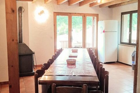 Dit ruime chalet met 6 kamers, met een oppervlakte van 150 m², is perfect voor grote groepen of families en biedt plaats aan maximaal 17 gasten, verdeeld over vijf slaapkamers met eenpersoonsbedden. De gezellige woon-/eetkamer is voorzien van satelli...