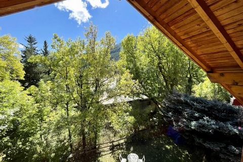 Questo magnifico chalet di 120 metri quadrati a Saint-Chaffrey può ospitare comodamente fino a otto persone. Dispone di tre camere da letto con una combinazione di due letti singoli, due letti matrimoniali e un divano letto. Lo chalet è arredato con ...