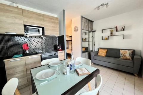 Questo bellissimo appartamento si trova in una residenza tranquilla e sicura a Port Camargue, Le Beaulieu. Si compone di una cucina a vista completamente attrezzata che si apre sul soggiorno. La sua camera da letto con letto matrimoniale, i suoi lett...