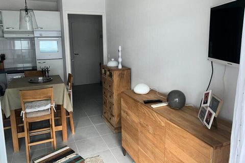 Dit moderne appartement, op slechts een steenworp afstand van het strand, biedt een comfortabel verblijf met een slaapkamer met een bed van 160 cm en een cabinegedeelte met stapelbedden, ideaal voor gezinnen of kleine groepen. De badkamer is voorzien...