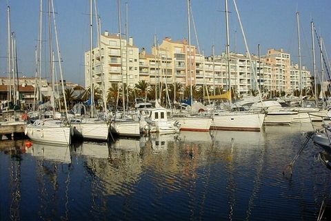 PORT W HYERES - naprzeciwko przystani Wspaniały widok na PORT I WYSPY. Apartament ten ma ekspozycję na wschód, z widokiem na wyspy i loggią. W sercu przystani, blisko sklepów, plaż i 1,5 km od lotniska. Skład: Umeblowane studio dla 2 osób, na 4 piętr...