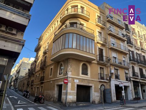 Fincas Eva presenta una oportunidad excepcional para adquirir un magnífico edificio en el corazón del Eixample de Tarragona. SE TIENE QUE REALIZAR REFORMA INTEGRAL DE TODO EL EDIFICIO. Esta joya arquitectónica, construida en 1910, se extiende sobre 9...