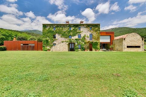 BARNES präsentiert dieses komplett renovierte Luxus-Bauernhaus im Herzen von Alt Empordà, Costa Brava. Das Anwesen verfügt über ein Haupthaus und ein Hausmeisterhaus, mit hochwertigen Oberflächen und eine Südausrichtung, auf 150 ha privatem Land. Ide...