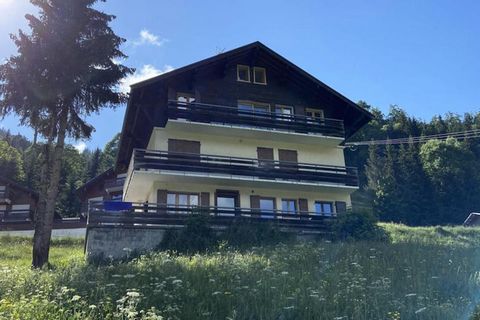 Cette résidence chalet, située dans la pittoresque Vallée des Aravis à La Clusaz, comprend trois appartements et offre un séjour confortable dans un emplacement privilégié. L'appartement en duplex, n°3, est entièrement rénové en 2020, d'une superfici...