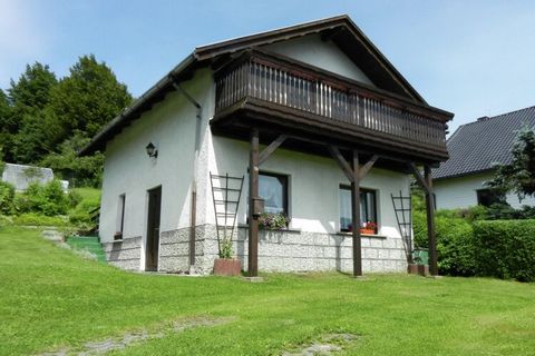 In herrlicher Lage, zwischen dem Rennsteig und dem Schwarzatal, liegt Altenfeld. Der staatlich anerkannte Erholungsort ist umgeben von bewaldeten Bergen bis 810 m sowie bunten Waldwiesen und zählt zu den schönsten Wandergebieten im mittleren Thüringe...