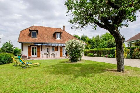 Op de begane grond beschikt u over een ingerichte keuken, een ruime woon-/eetkamer, een tweepersoonsslaapkamer (160x200 bed), een badkamer (douche, dubbele wastafel), een apart toilet en een wasruimte. Boven profiteert u van een mezzanine met een lee...