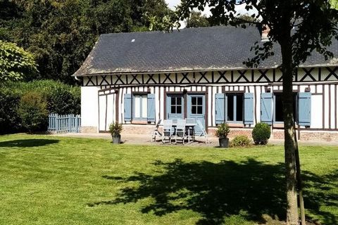 On accède au gîte par une ruelle longeant une hêtraie centenaire. A l'entrée, un clos masure et des talus plantés, propres à la campagne du Pays de Caux. Ce gîte indépendant vous enchantera par son cachet local, ses matériaux chaleureux, sa cheminée ...