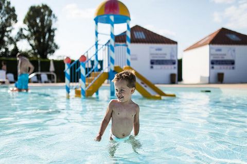 La Résidence Port Bourgenay - maeva Home est située à Talmont-Saint-Hilaire, en Vendée, à seulement 9 km des Sables-d'Olonne. C'est un véritable domaine de 90 hectares entouré d'une pinède et donnant directement sur un lac. La résidence piétonne est ...