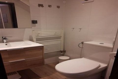 Belkmerduinen 23 ligt op een zeer rustige locatie, omgeven door veel groen en hoge bomen. De accommodatie is o.a. voorzien van centrale verwarming en een groot terras. Een tweede toilet incl. koud/warm water vind je op de eerste verdieping. De galeri...