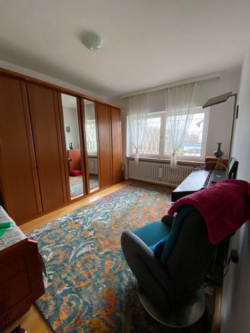 Komfort Wohnung in Hochparterre eines Drei-Familien Hauses mit Terasse und Garten, mit großzügigem Wohnzimmer und 3 Schlafzimmern in Laufnähe zum größten Bergpark Europas Wilhelmshöhe und zum ICE-Bahnhof. Es ist sehr geräumig, viel Licht, ruhig, Wohn...