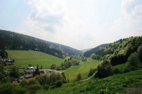 Verbringen Sie Ihren Urlaub im schönen und beliebten Urlaubsort Schwalefeld in der Region Sauerland. Das typisch sauerländische und hügelige Dorf ist umgeben von Natur und bietet eine große Auswahl an nahegelegenen Sehenswürdigkeiten. Hier am Ortsran...